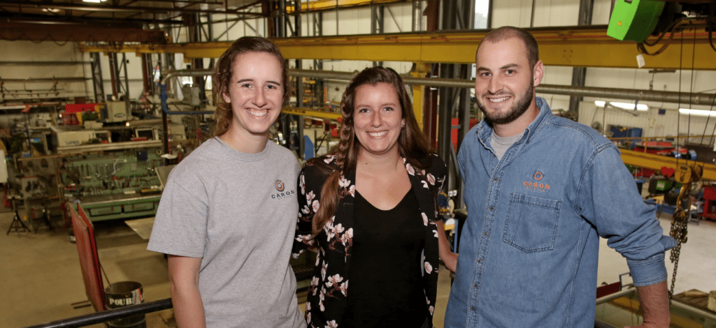Au centre, Noémie Caron, entourée de sa sœur et de leur cousin, tous trois repreneur.e.s de Caron et Fils.